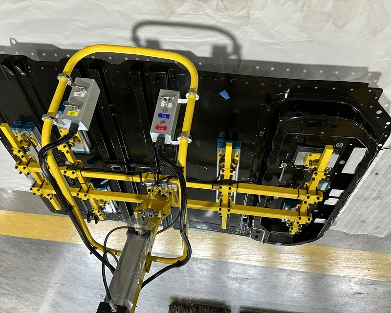 真空吸盘机械手吸附搬运金属板材，用于板材翻转上料